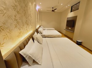 Family Studio Suite | Desk, free WiFi, bed sheets - Rukkmannie Holiday Inn (Ujjain)