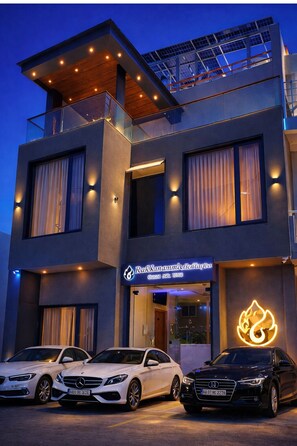 Front of property - Rukkmannie Holiday Inn (Ujjain)