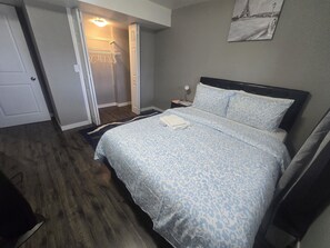 2 bedrooms, iron/ironing board, WiFi, bed sheets - Comfortable Stay Evanston NW, Near Calgary YYC, Highways, Shopping & Parks (Calgary)
