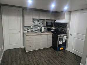 Fridge, microwave, stovetop, electric kettle - Comfortable Stay Evanston NW, Near Calgary YYC, Highways, Shopping & Parks (Calgary)