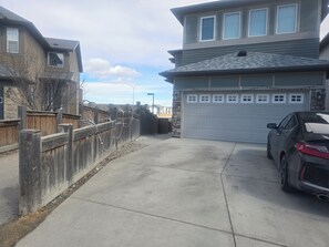 Property grounds - Comfortable Stay Evanston NW, Near Calgary YYC, Highways, Shopping & Parks (Calgary)