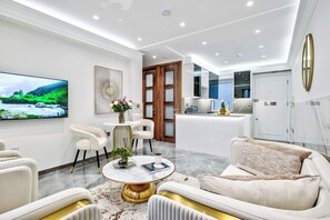 Living area - Cumberland Court  (London)