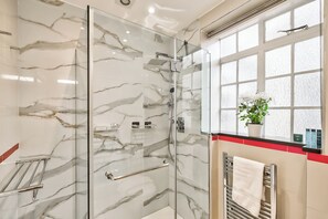 Bathroom - Cumberland Court  (London)