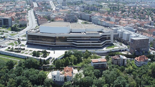 A large, modern building with a central courtyard, surrounded by dense urban area and greenery. - Emma Apartments - Studio apartment for 1 guest (Hlavní město Praha)