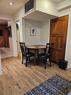 Dining - D's Guest Suite (Jasper)