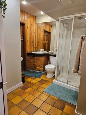 Bathroom - D's Guest Suite (Jasper)