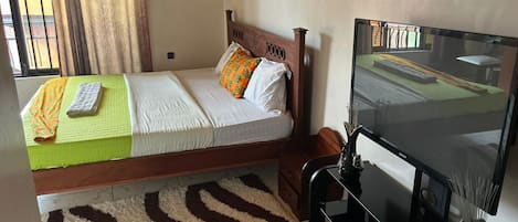 Phòng đôi tiện nghi đơn giản, ban công, quang cảnh hồ | Màn/rèm cản sáng, bàn ủi/dụng cụ ủi quần áo