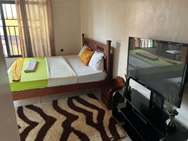 Cortinas blackout, tabla de planchar con plancha y wifi gratis 