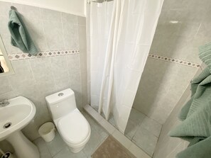 Shower, hair dryer, towels, soap - Loft Distrito Tec. 5 min Fundidora. Walmart, Nuevo Sur. Area segura y caminable. (Monterrey)