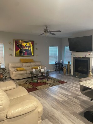 Living area - Charming 2-bedroom house  2100 sq feet in enchanting Atlanta with AC (ATLANTA)