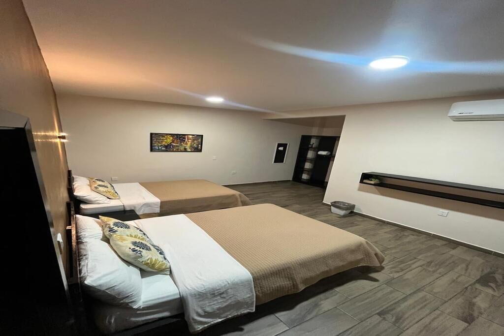 Huone, 2 keskisuurta parisänkyä, parveke, kaupunkinäköala