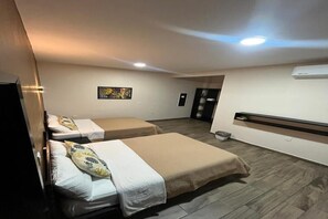 Huone, 2 keskisuurta parisänkyä, parveke, kaupunkinäköala