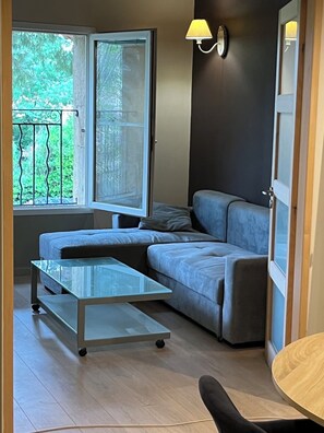 Televisión, tenis de mesa y libros 