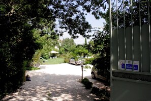 المنطقة المحيطة بالمنشأة