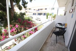 Outdoor dining - Nikolas & Marios by Frangki (Agia Marina)