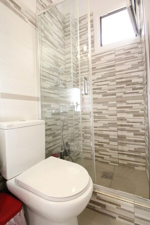Shower, towels - Nikolas & Marios by Frangki (Agia Marina)
