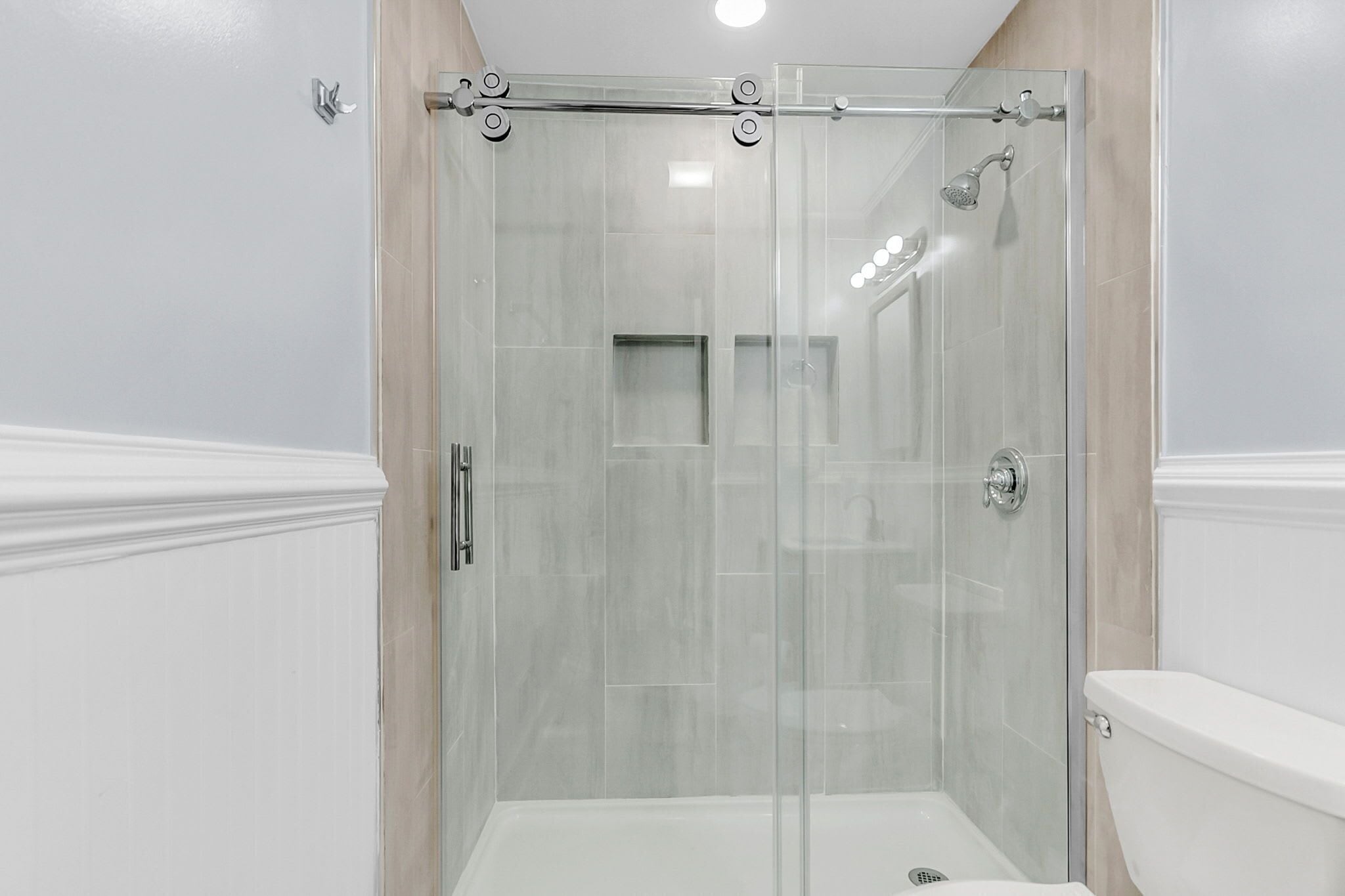 Een douche, handdoeken, shampoo