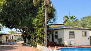 A house with a swimming pool, surrounded by palm trees and a clear blue sky. - Hotel Hacienda Rosarito (Playas de Rosarito)