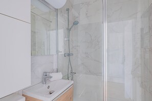 Shower, hair dryer, toilet paper - Apartment Arcachon Mouleau Plage (Arcachon)