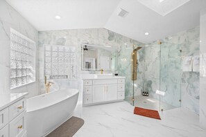 Shower, hair dryer, bidet, towels - Private Pool Oasis w/ Game Room & Outdoor Kitchen (Palm Coast)