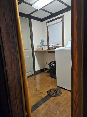 Interior - Rambler's Rest - Creekview 2bdr, 2ba near Cherokee Nat forest - Hampton TN (Hampton)