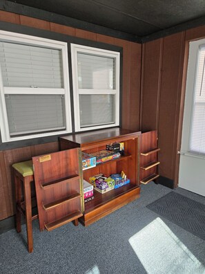 Game room - Rambler's Rest - Creekview 2bdr, 2ba near Cherokee Nat forest - Hampton TN (Hampton)