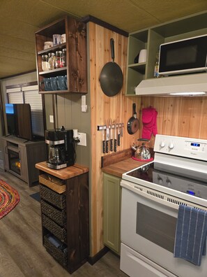Microwave, oven, stovetop, dishwasher - Rambler's Rest - Creekview 2bdr, 2ba near Cherokee Nat forest - Hampton TN (Hampton)