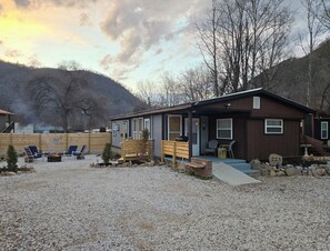 Exterior - Rambler's Rest - Creekview 2bdr, 2ba near Cherokee Nat forest - Hampton TN (Hampton)