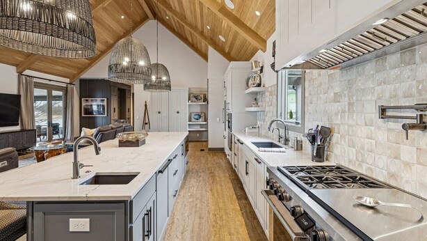 A modern kitchen with a central island, stainless steel appliances, and pendant lighting. - Four bedroom  in United States of America, Winchester (Winchester)