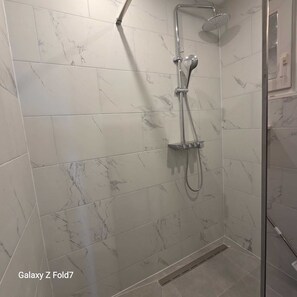 Shower, hair dryer, towels, toilet paper - Ferienwohnung (Bexbach)