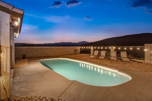 Outdoor pool - Sunset Pool Home Retreat Sleeps 11 Close to River (Bullhead City)