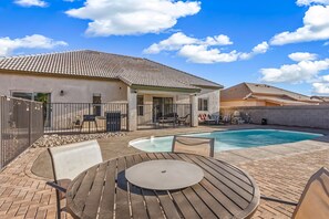 Outdoor dining - Sunset Pool Home Retreat Sleeps 11 Close to River (Bullhead City)