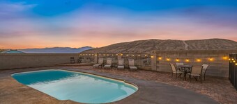 Sunset Pool Home Retreat Sleeps 11 Close to River