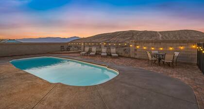 Sunset Pool Home Retreat Sleeps 11 Close to River