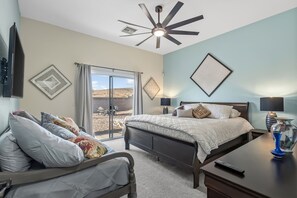 3 bedrooms, free WiFi, bed sheets - Sunset Pool Home Retreat Sleeps 11 Close to River (Bullhead City)
