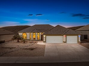 Exterior - Sunset Pool Home Retreat Sleeps 11 Close to River (Bullhead City)