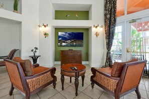 Ein Wohnzimmer mit Kamin, zwei Sofas, einem Couchtisch und einem Fernseher.