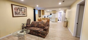 Living area - Logement entier à louer, stationnement inclus (Longueuil)