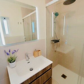 Shower, hair dryer, towels, soap - Foz do Arelho Sunset Sea Views · Clifftop Ocean Views · Silver Coast (Foz do Arelho)