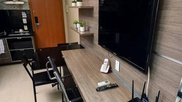 Apartament superior, aire condicionat, vistes al jardí | Servei de restauració