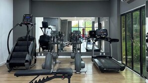 A gym with treadmills, elliptical machines, and weight benches. - Tropical executive hotel Flat 1006 (Manaus)