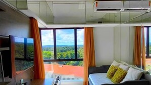 A modern room with a bed, a desk, and a view of the outdoors. - Tropical executive hotel Flat 1006 (Manaus)