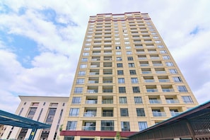 A high-rise building with multiple balconies and a flat facade. - Luxury 3BR Alba Gardens, Pool, Gym, Skyline Views, 17th Floor (Nairobi)