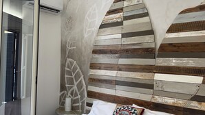Ein Schlafzimmer mit Bett, Kissen und einem Handtuch.