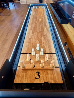 Games room - Newly Renovated-Sleeps 22-Mountain Views-GoldenTee- Arcade fun- Pool is Open! (Sevierville)