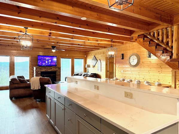Interior - Newly Renovated-Sleeps 22-Mountain Views-GoldenTee- Arcade fun- Pool is Open! (Sevierville)