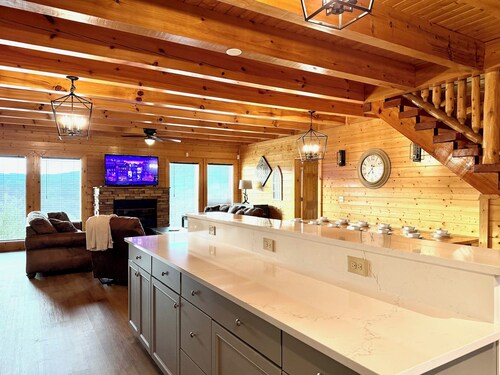 Newly Renovated-Sleeps 22-Mountain Views-GoldenTee- Arcade fun- Pool is Open!