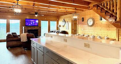 Newly Renovated-Sleeps 22-Mountain Views-GoldenTee- Arcade fun- Pool is Open!