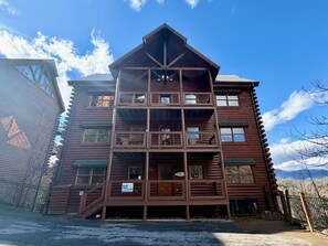 Exterior - Newly Renovated-Sleeps 22-Mountain Views-GoldenTee- Arcade fun- Pool is Open! (Sevierville)