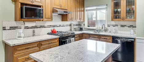 Fridge, microwave, stovetop, dishwasher